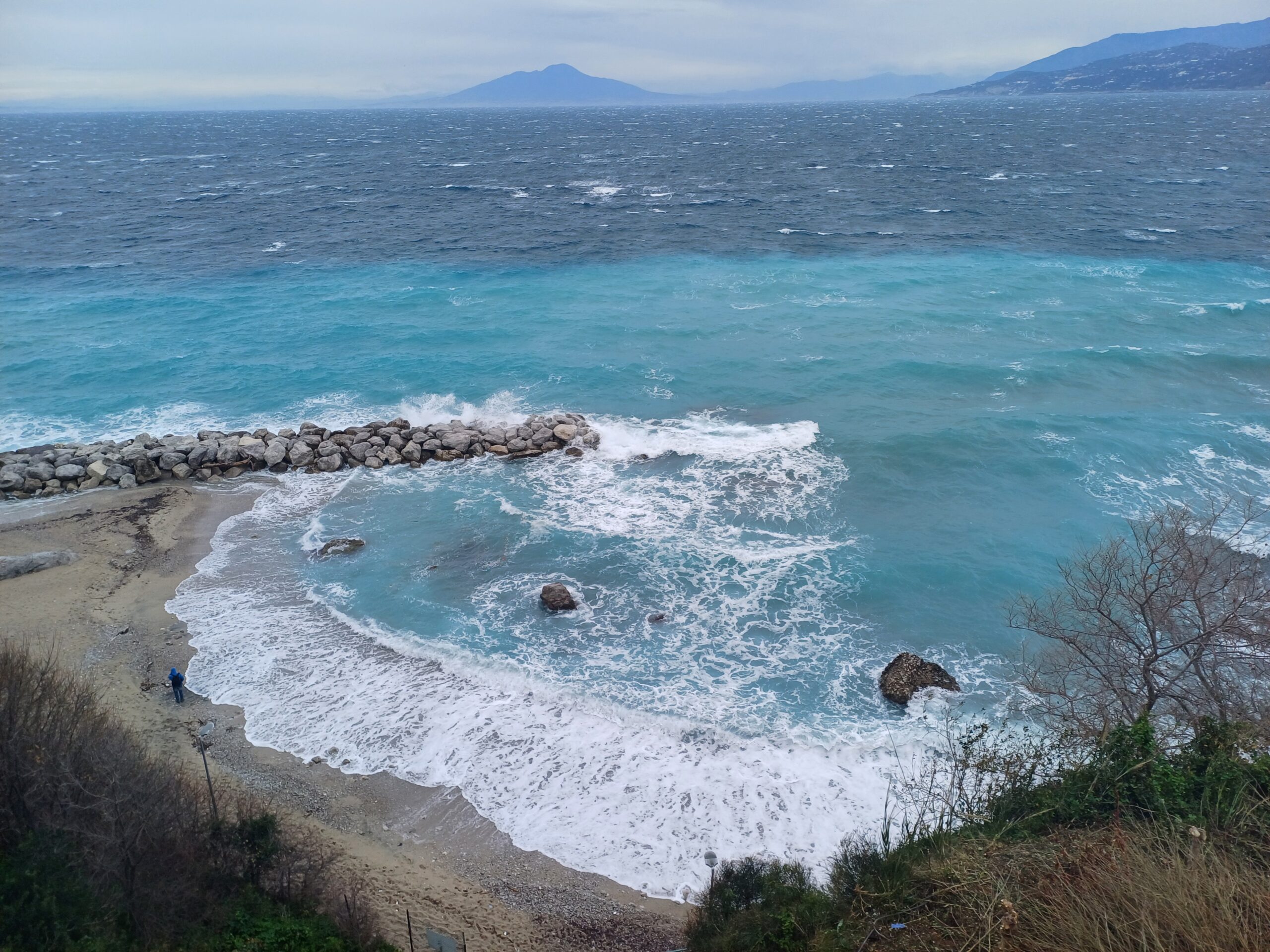 Marina Grande investita dal vento forte: le foto della mareggiata a Capri