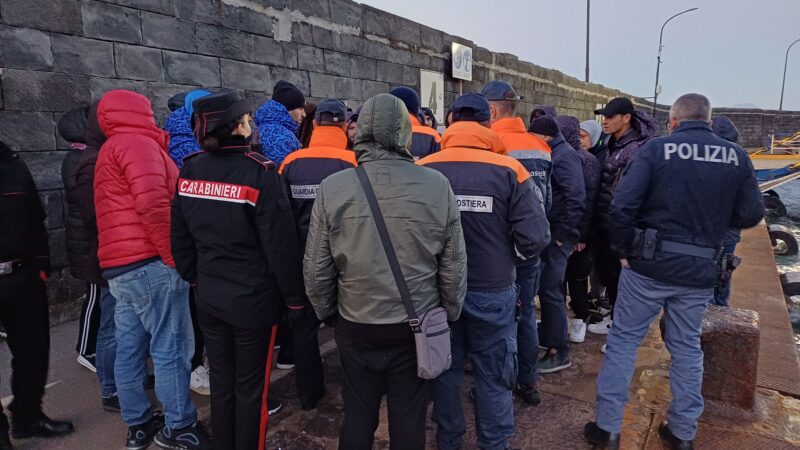 Collegamenti marittimi interrotti, capannelli sul porto e permanenza forzata a Capri per le due squadre di calcio e la terna arbitrale (photogallery)