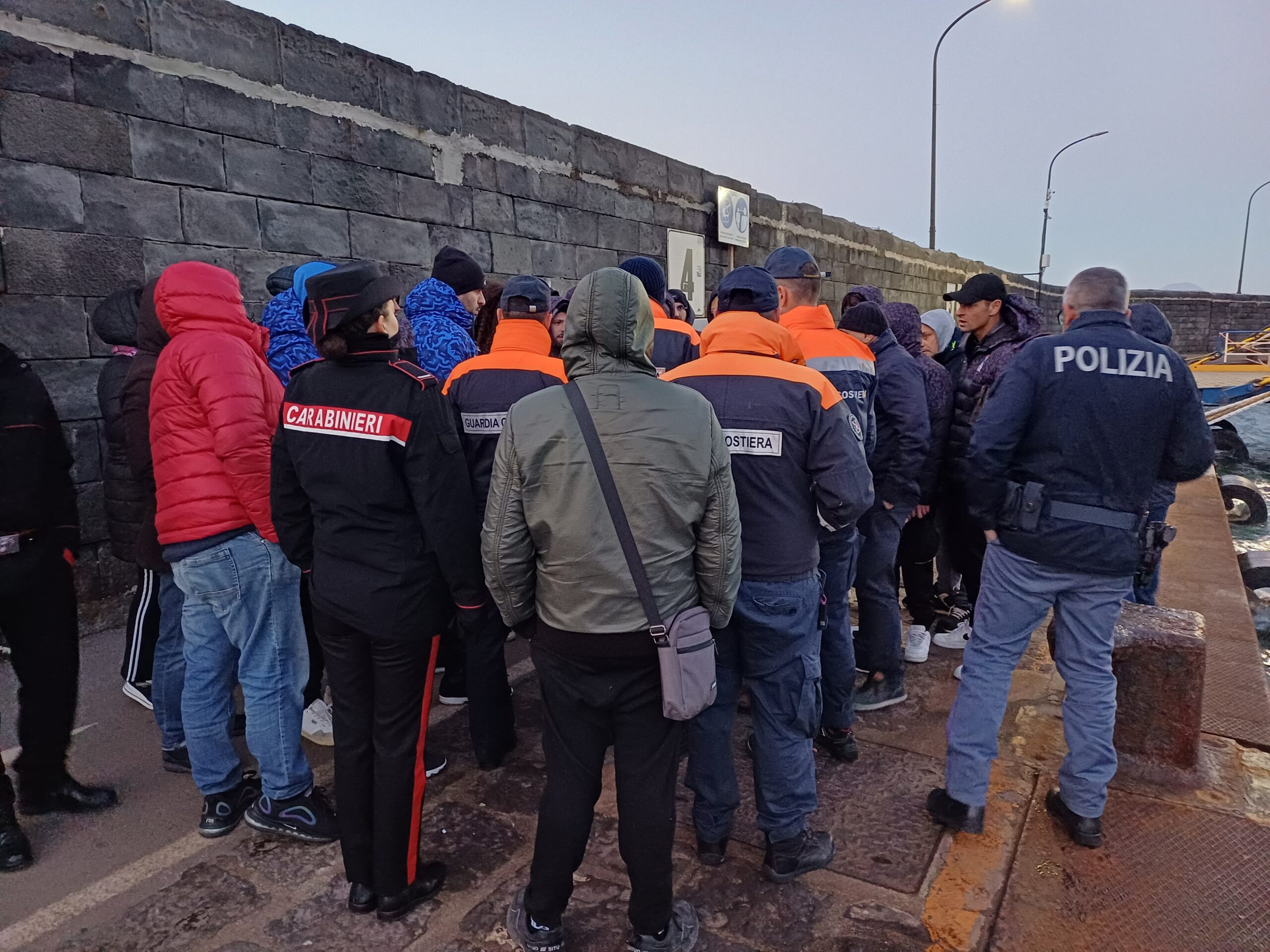 Collegamenti marittimi interrotti, capannelli sul porto e permanenza forzata a Capri per le due squadre di calcio e la terna arbitrale (photogallery)