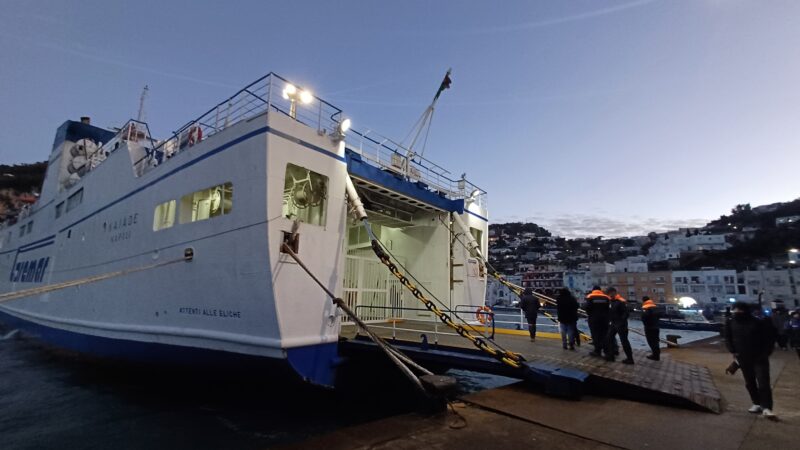 Maltempo: corsa straordinaria della nave Caremar da Capri a Sorrento e ritorno