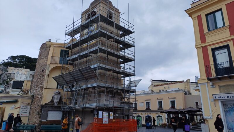 Il campanile della Piazzetta di Capri nascosto dai ponteggi: iniziati i lavori di restauro sulla torre dell’orologio (video e foto)