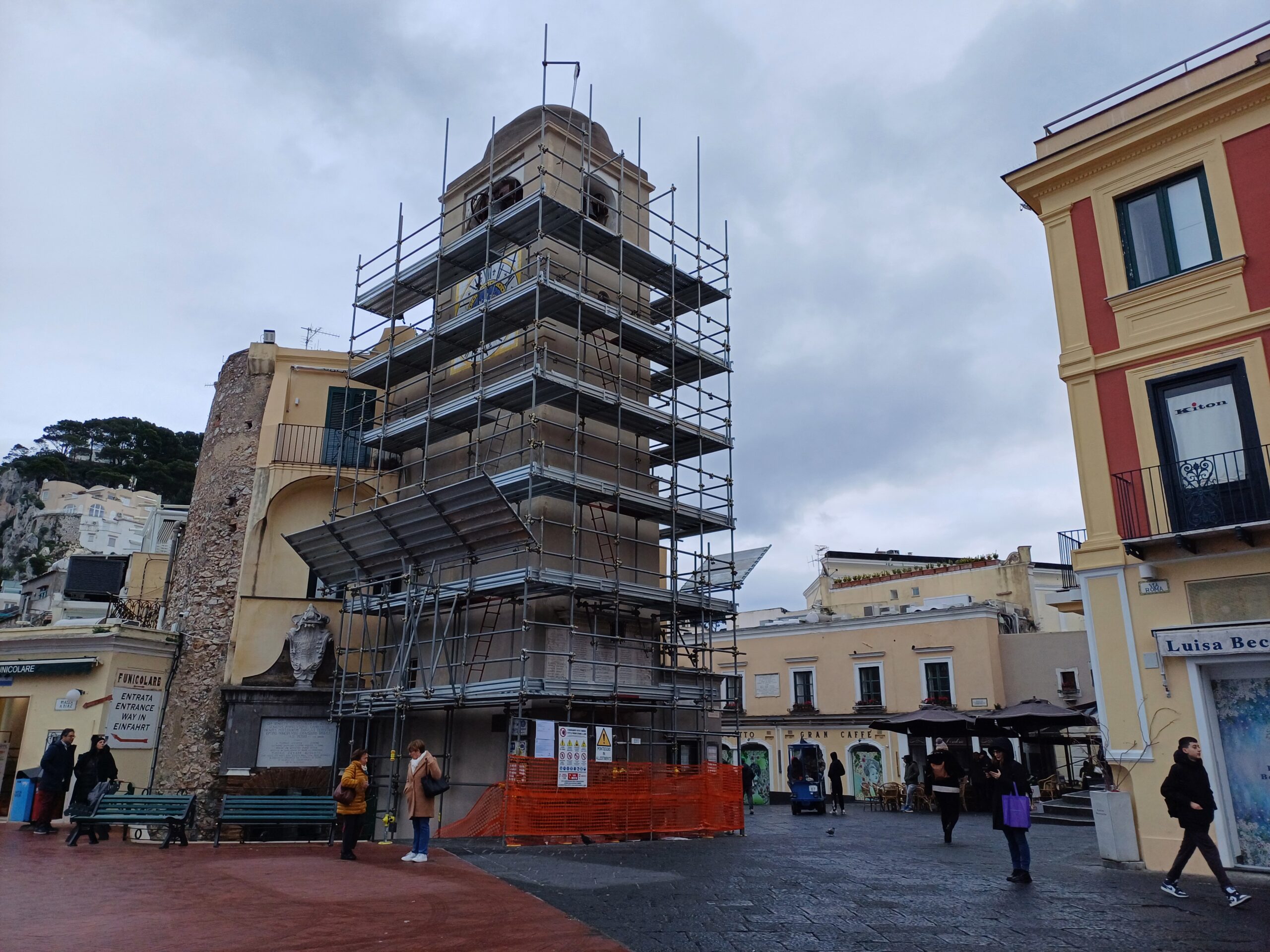 Il campanile della Piazzetta di Capri nascosto dai ponteggi: iniziati i lavori di restauro sulla torre dell’orologio (video e foto)
