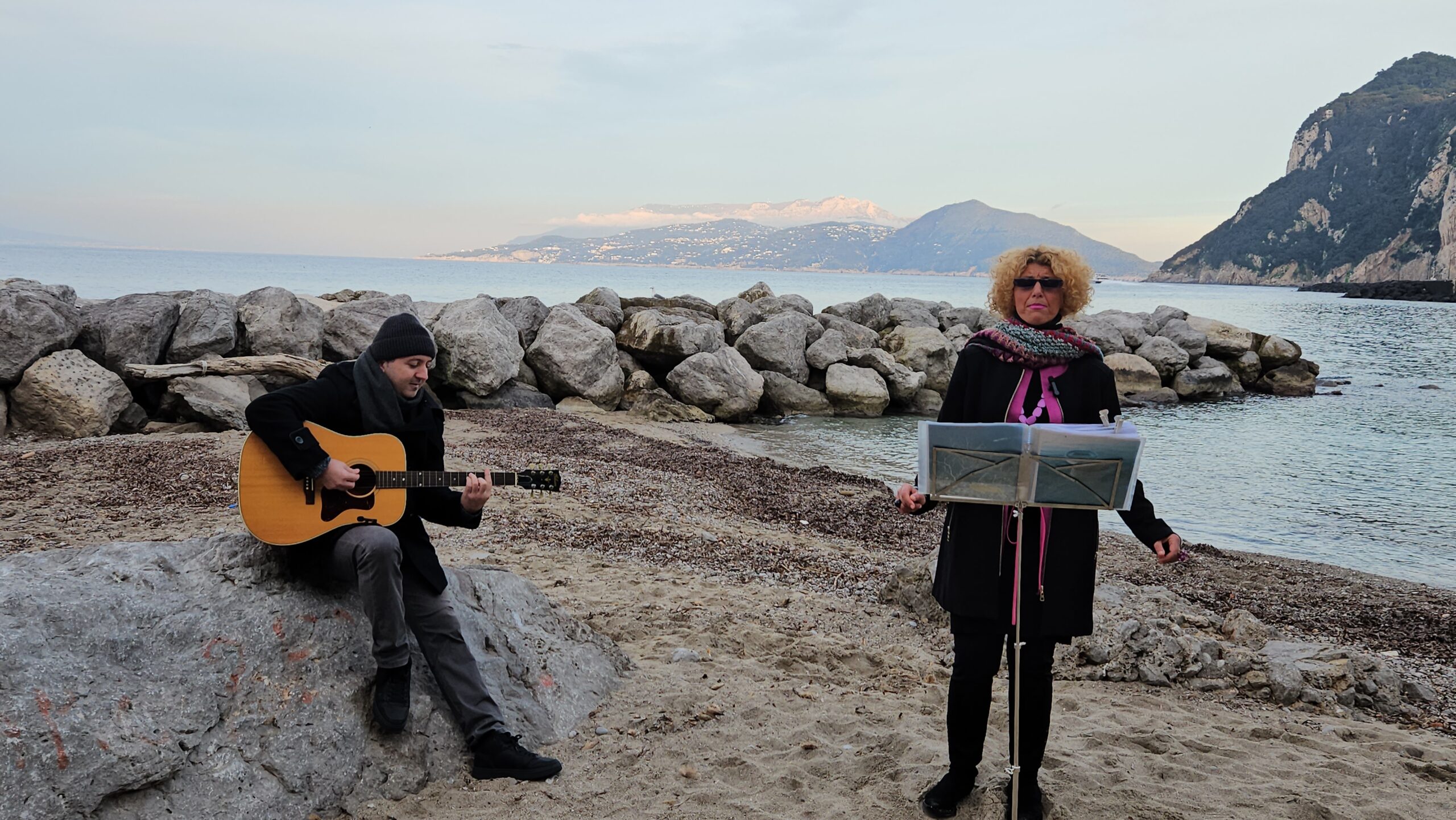 Approdano sulla spiaggia di Marina Grande le Letture Teatralizzate di Cira Scoppa con la puntata “D’inverno” (video)