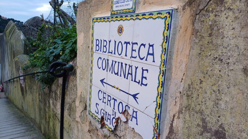 Carenze nella conservazione dei beni, sequestrata la biblioteca comunale di Capri