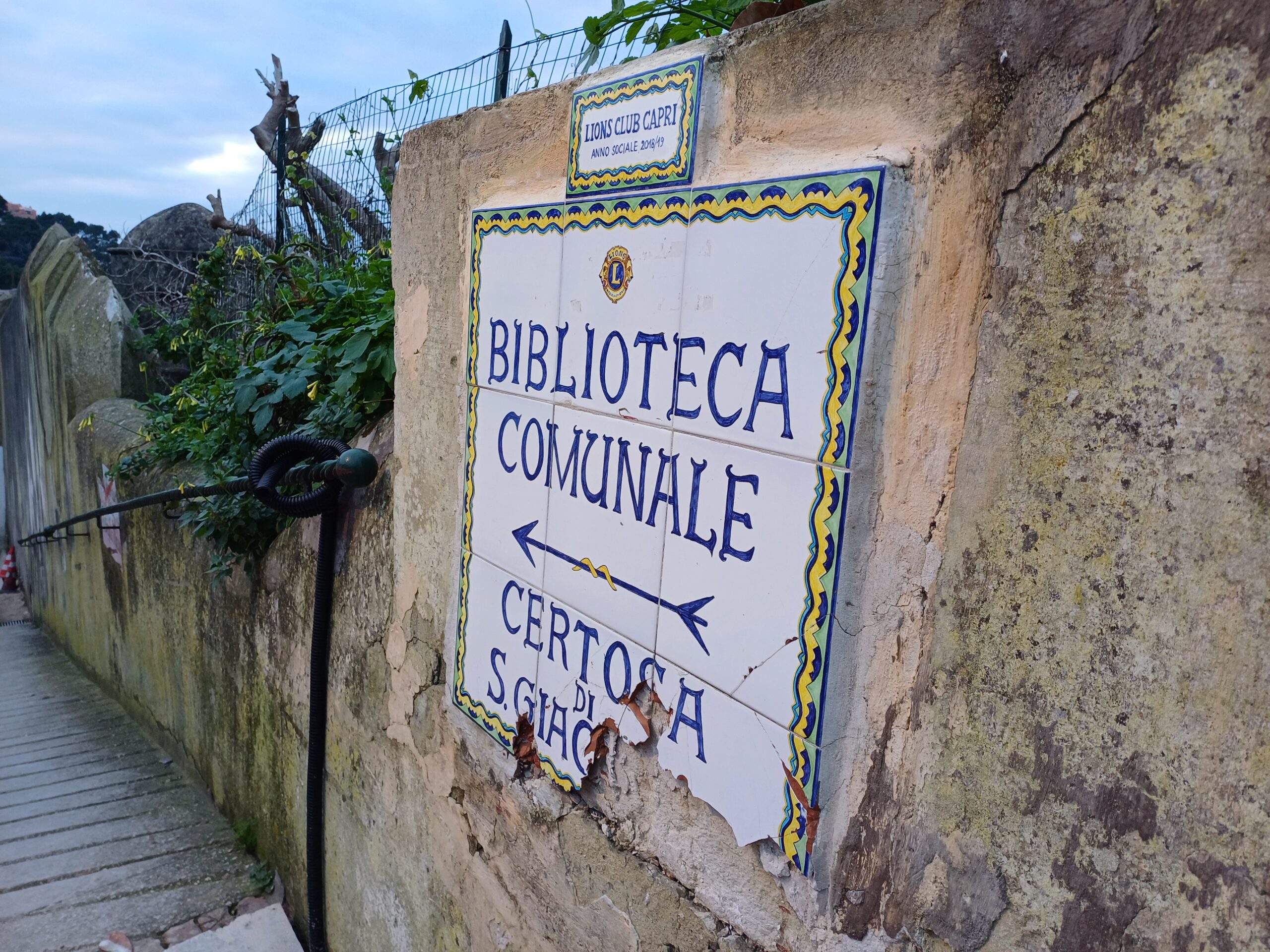 Carenze nella conservazione dei beni, sequestrata la biblioteca comunale di Capri