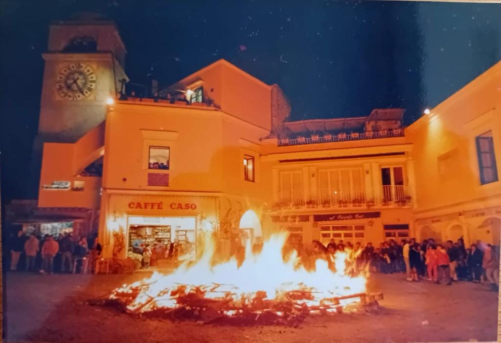 La fotonotizia e le tradizioni del passato: quando in piazza a Capri protagonista era il “fucarazzo”