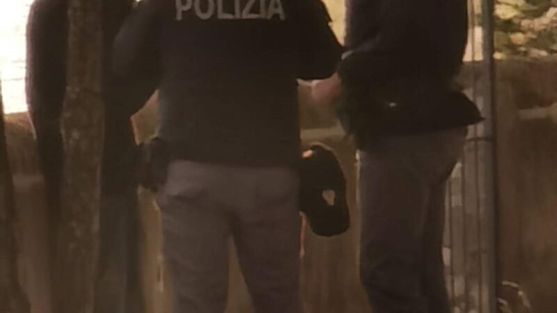 Va in escandescenza e distrugge i faretti in via Krupp, interviene la polizia