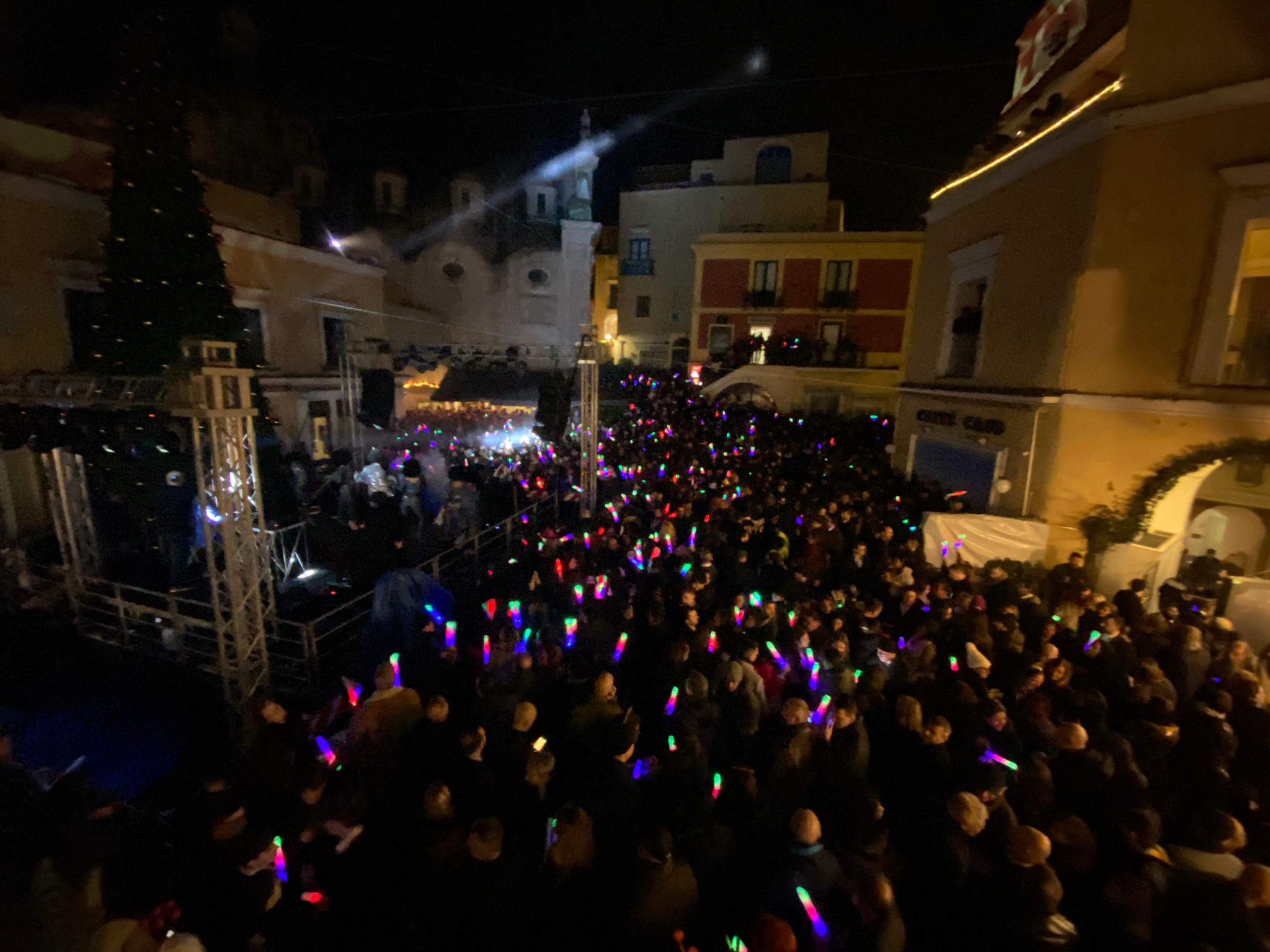 Capodanno a Capri: i festeggiamenti in Piazzetta per l’arrivo del 2024 (photogallery e video)