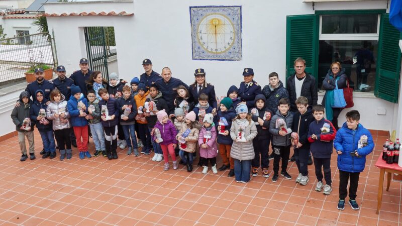 Arriva la befana della Polizia: al commissariato di Capri festa per i bambini dell’isola e visita straordinaria agli uffici (photogallery)