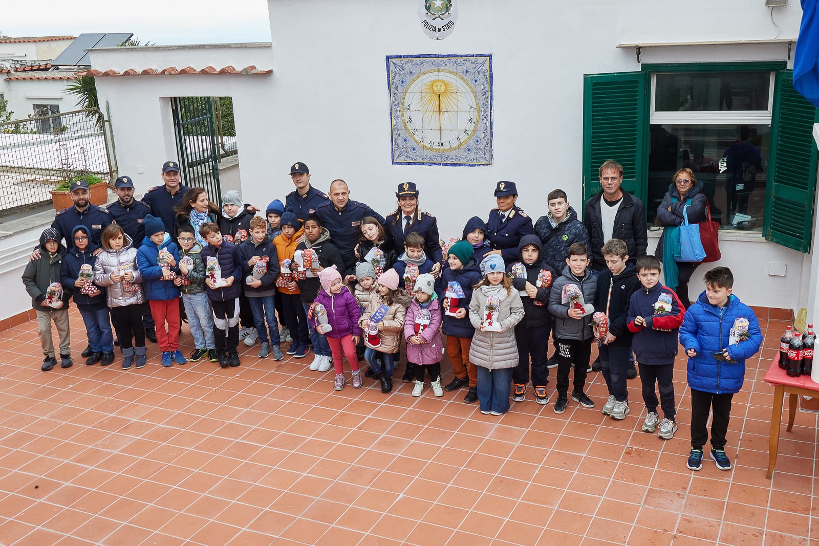 Arriva la befana della Polizia: al commissariato di Capri festa per i bambini dell’isola e visita straordinaria agli uffici (photogallery)