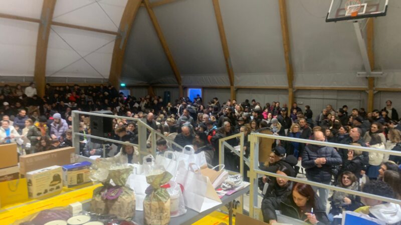 Gremita la palestra comunale di Anacapri per la tombolata dell’Epifania (foto e video)