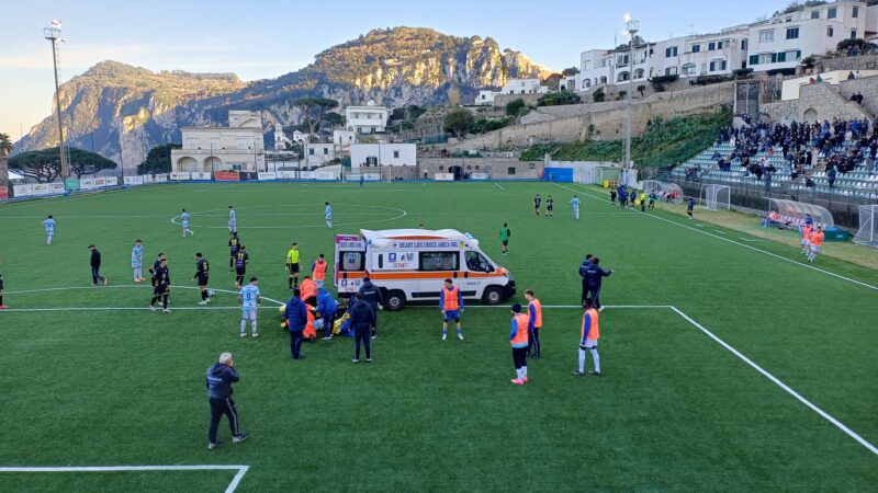 Ambulanza in campo per soccorrere calciatore del Capri Anacapri “atterrato” dal portiere del Castel Volturno