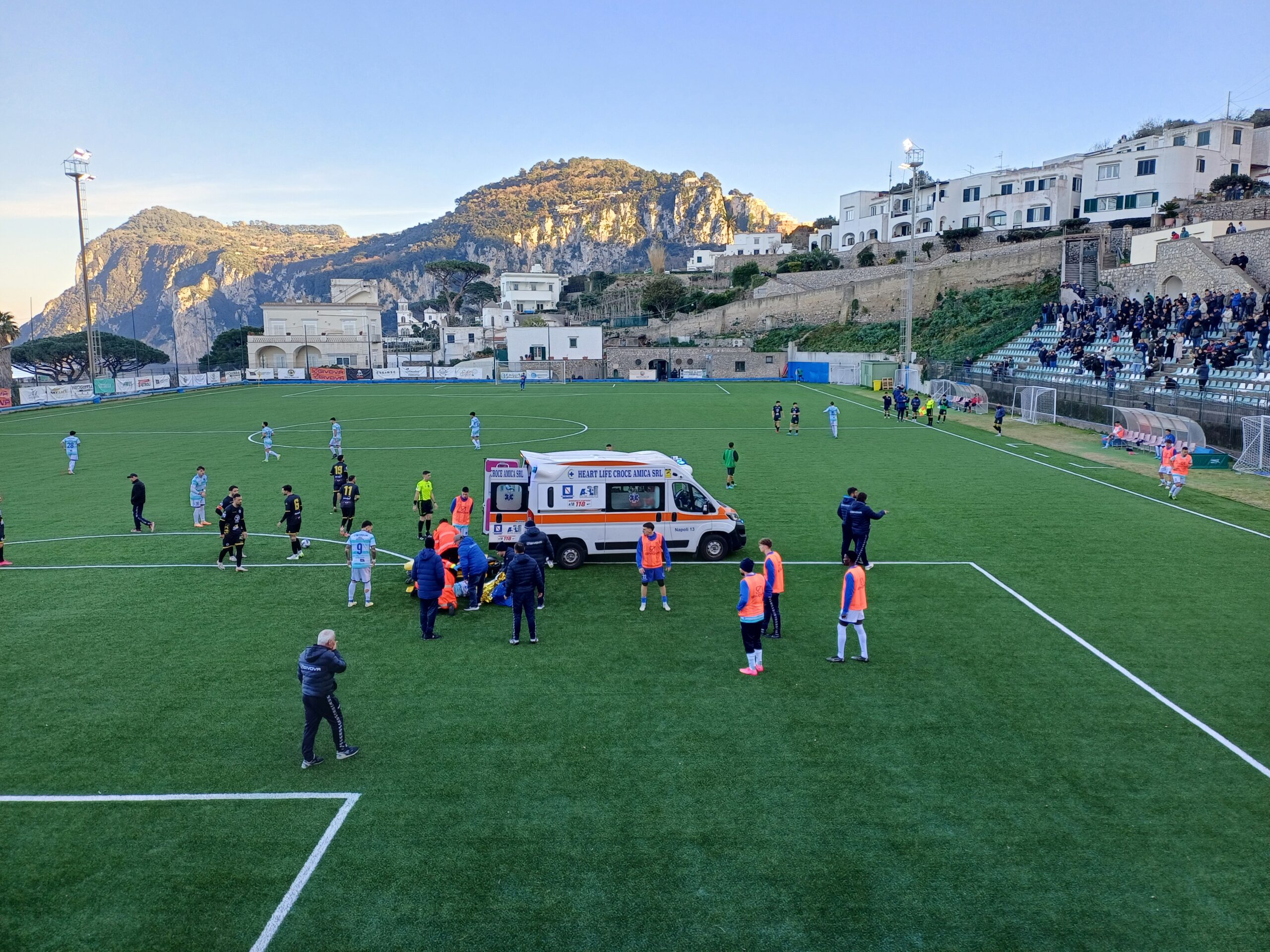 Ambulanza in campo per soccorrere calciatore del Capri Anacapri “atterrato” dal portiere del Castel Volturno