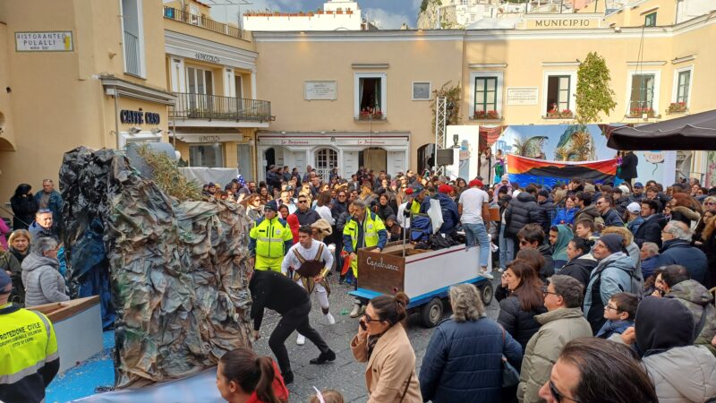 Fatti e protagonisti del mito di Capri alla sfilata dei carri allegorici del Carnevale 2024. Video