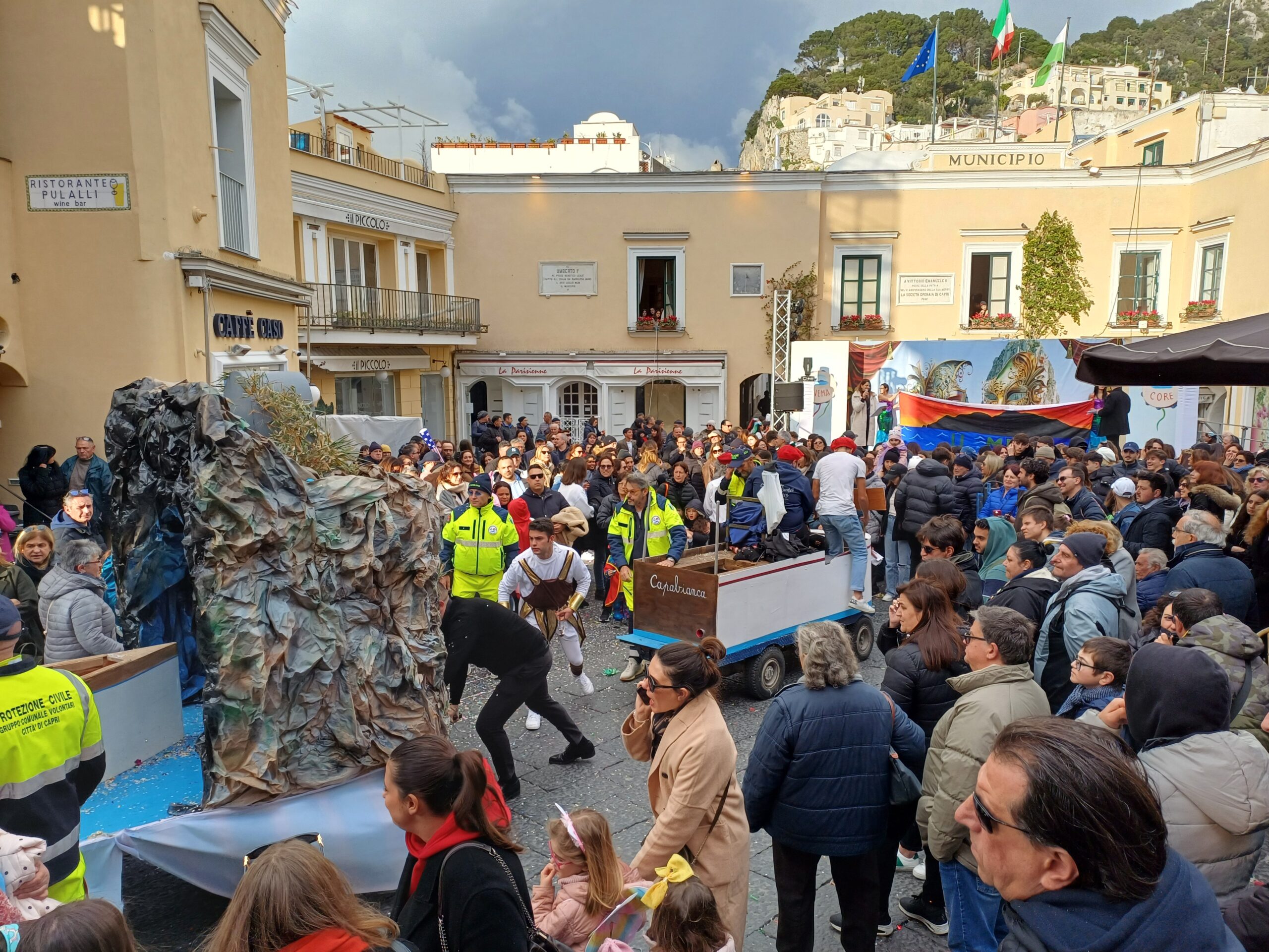 Fatti e protagonisti del mito di Capri alla sfilata dei carri allegorici del Carnevale 2024. Video