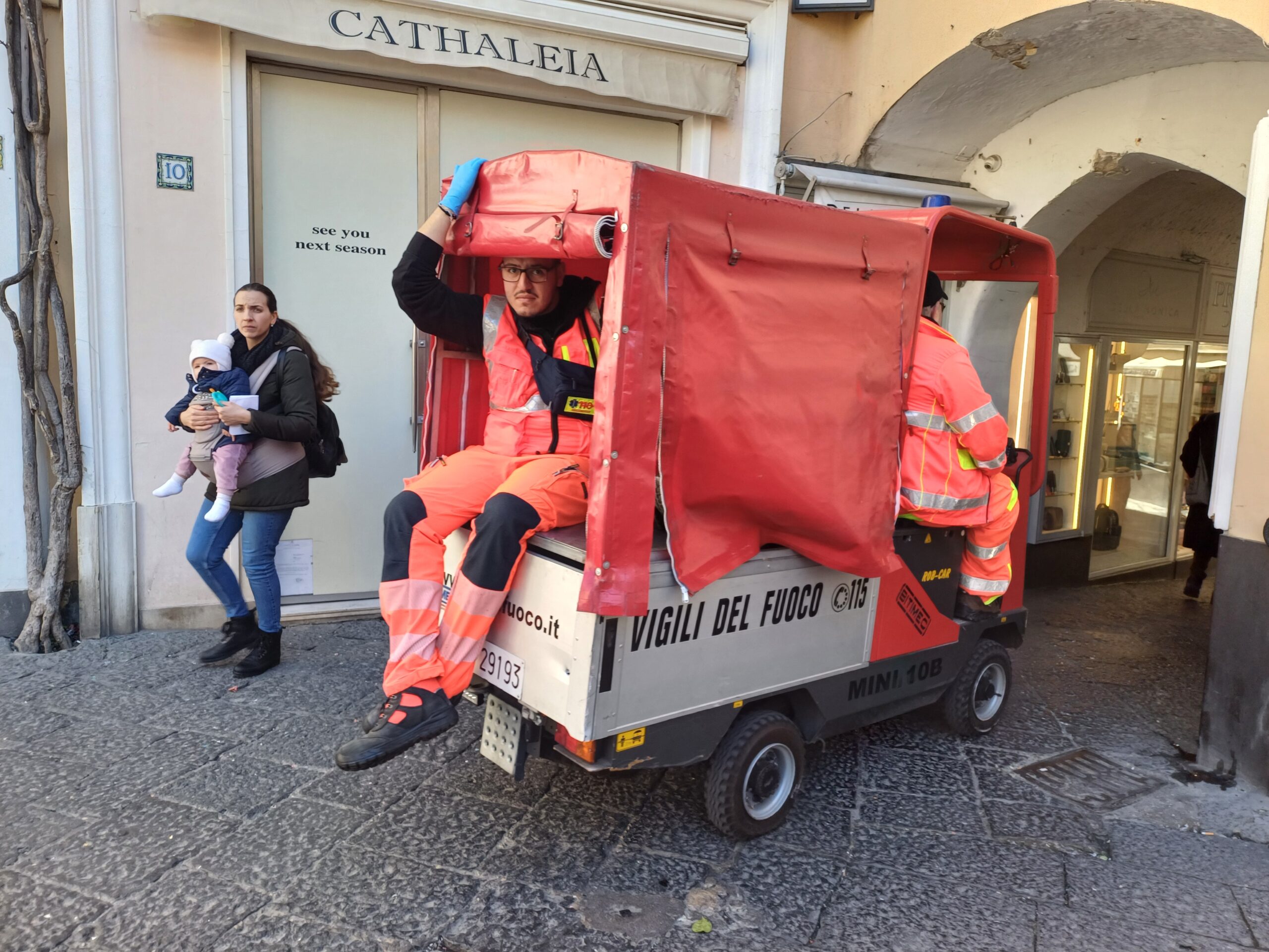 Continua lo stop all’ambulanza elettrica del 118 a Capri, altri due interventi di soccorso per codice rosso effettuati con il supporto dei vigili del fuoco