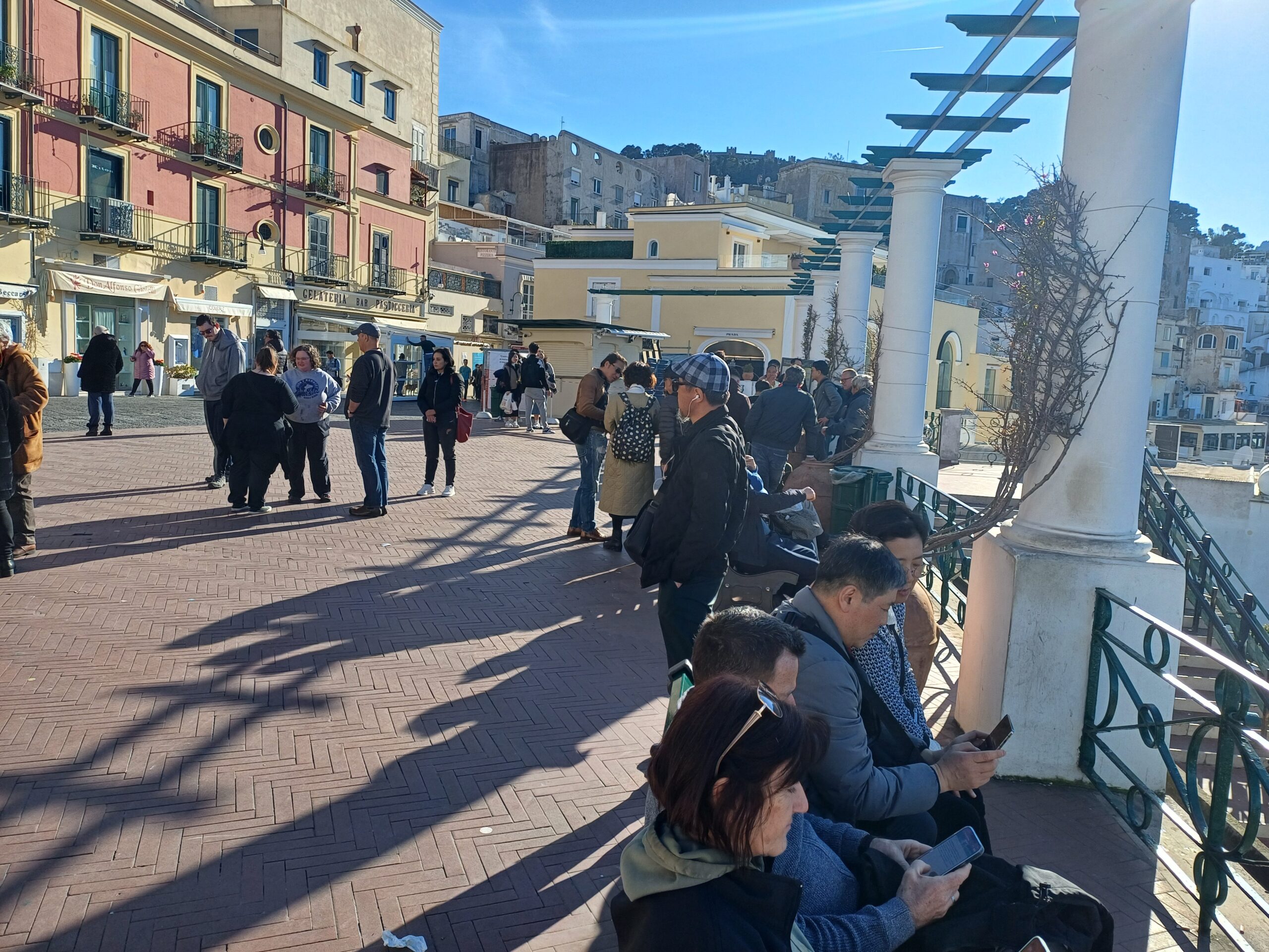 Sole e temperatura gradevole, febbraio con i turisti a Capri. Le foto dalla Piazzetta