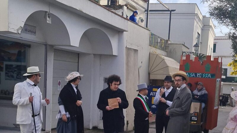 Carnevale: sfilano i ragazzi della Sciuscella con il carro allegorico della Casa Rossa di Anacapri (foto e video)