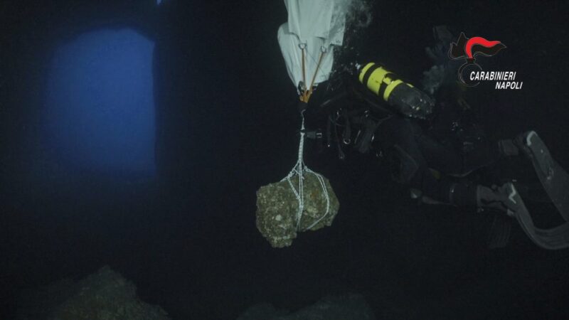 Preziose evidenze archeologiche recuperate nel mare della Grotta Azzurra a Capri: il video dell’ultima operazione