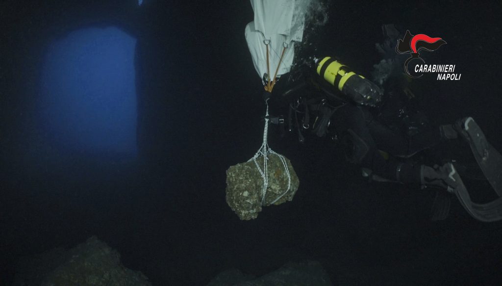 Preziose evidenze archeologiche recuperate nel mare della Grotta Azzurra a Capri: il video dell’ultima operazione