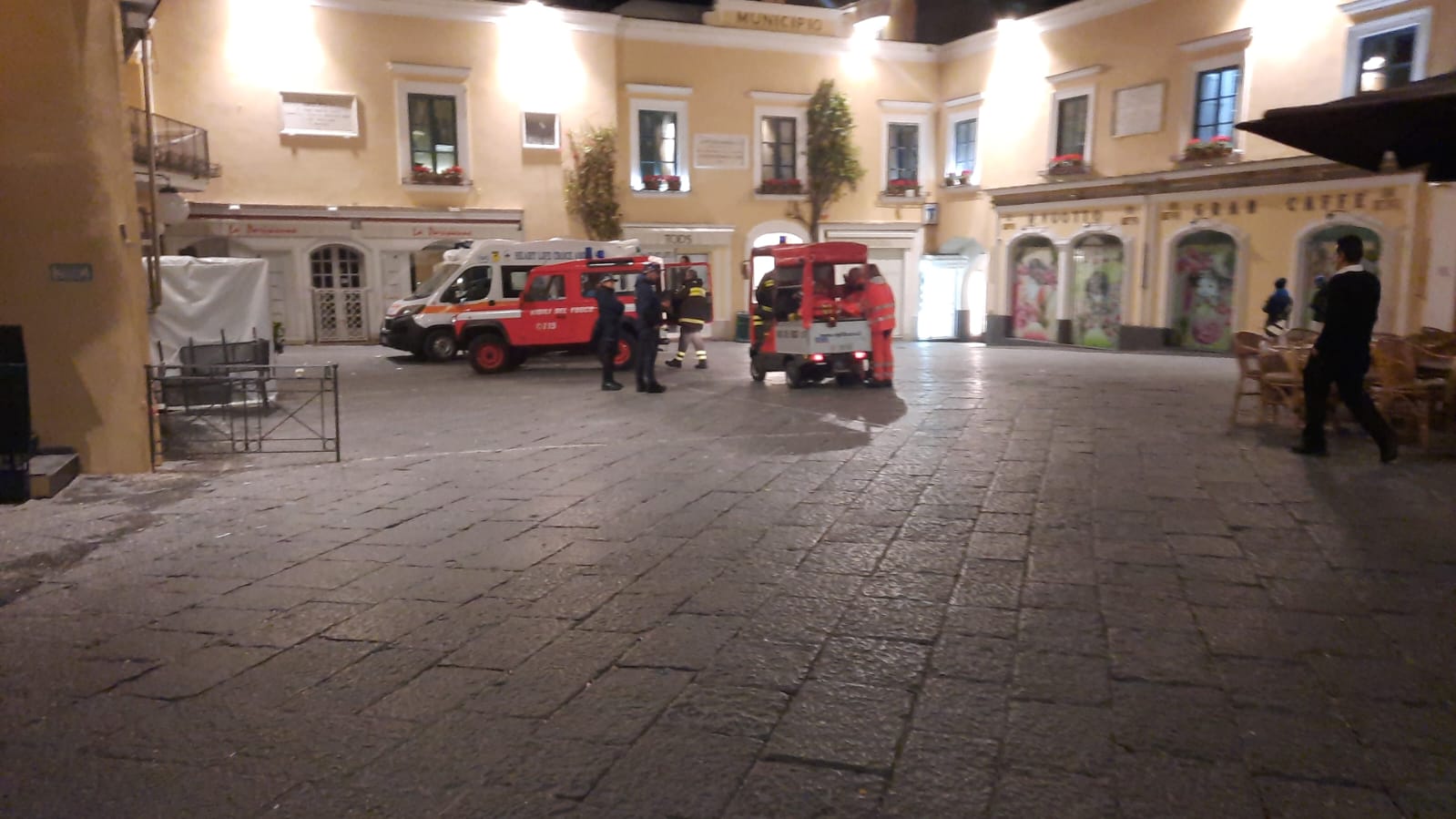 “Ambulanzina” del 118 a Capri fuori uso per manutenzione, difficoltà per gli interventi di soccorso nelle zone pedonali, in supporto arrivano i vigili del fuoco