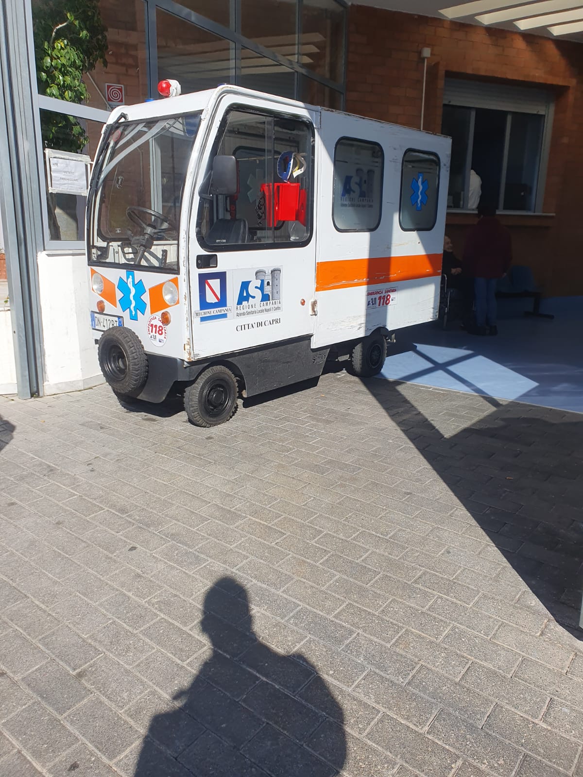 Sanità: è di nuovo operativa a Capri l’ambulanza elettrica del 118