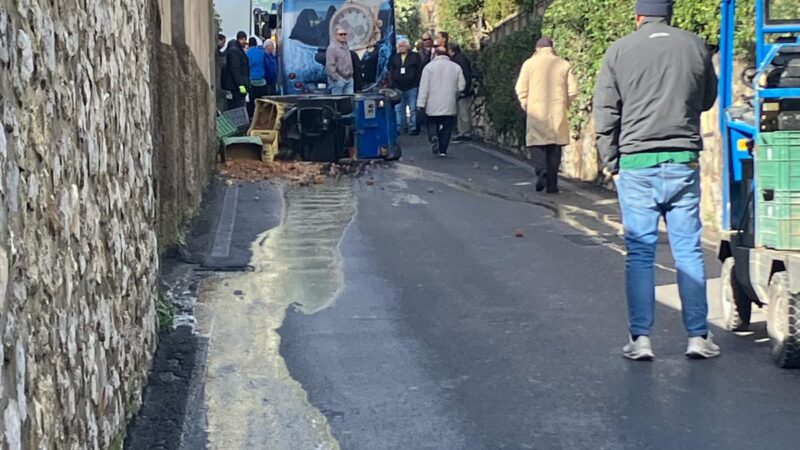 Incidente a Capri: carrello elettrico si ribalta in via Provinciale Marina Grande