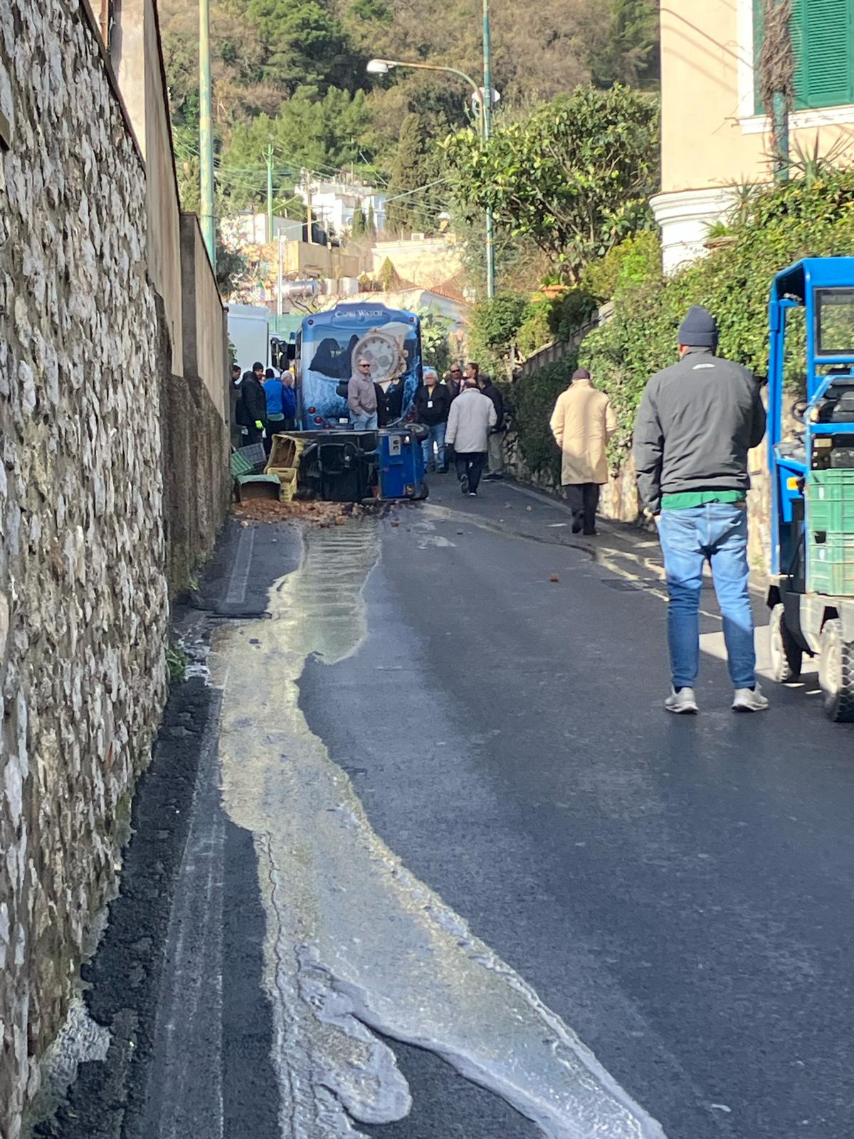 Incidente a Capri: carrello elettrico si ribalta in via Provinciale Marina Grande