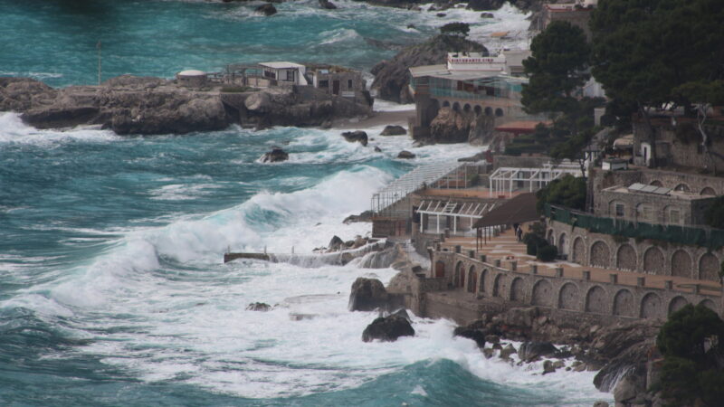 Sciroccata di febbraio sull’isola di Capri: le foto della mareggiata scattate dal belvedere di Tragara