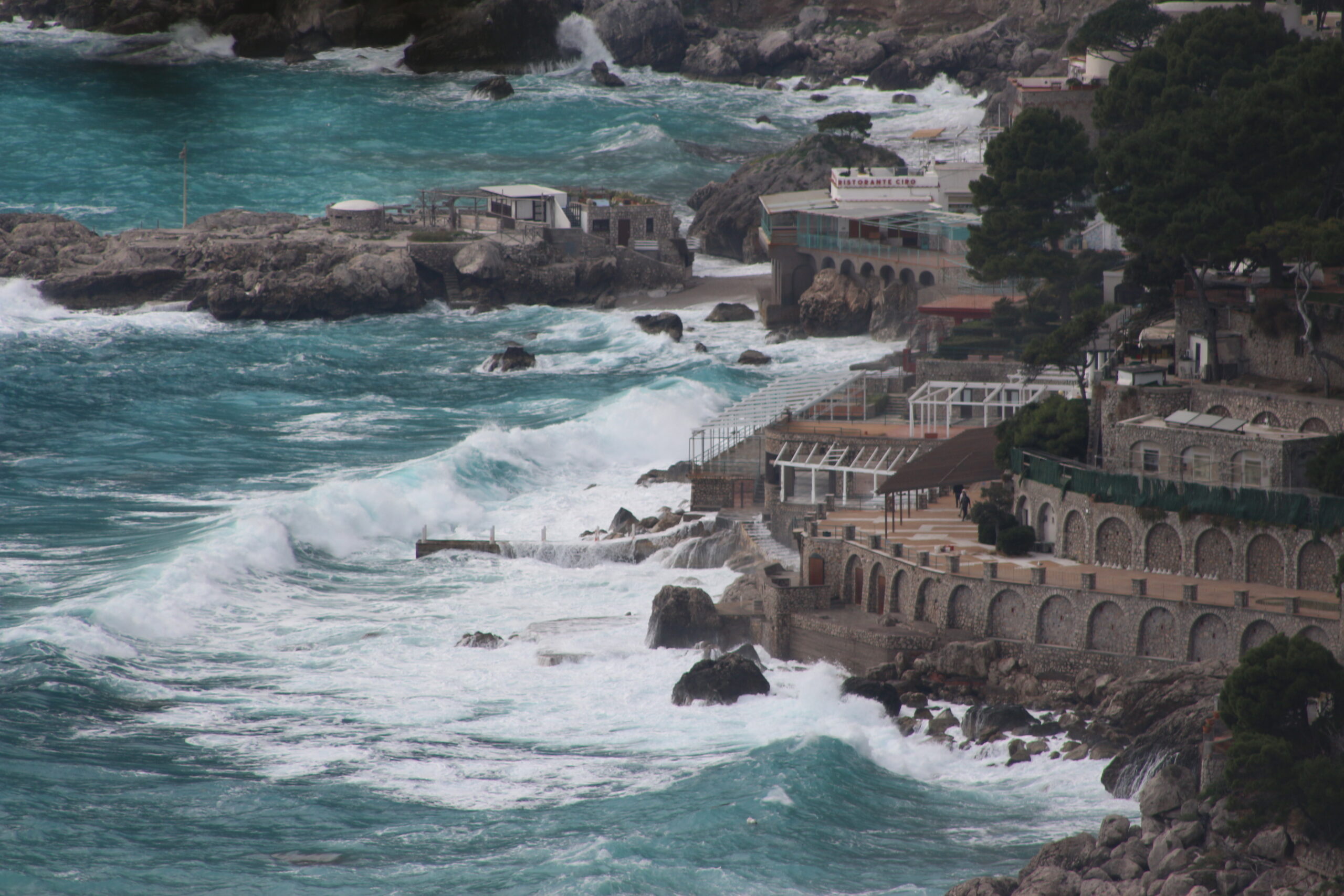 Sciroccata di febbraio sull’isola di Capri: le foto della mareggiata scattate dal belvedere di Tragara