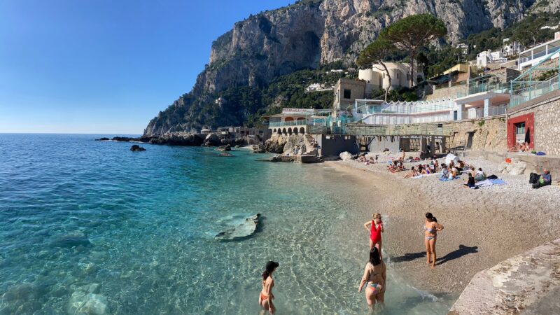 A Capri bagni e tintarella anche a febbraio: ecco le foto da Marina Piccola