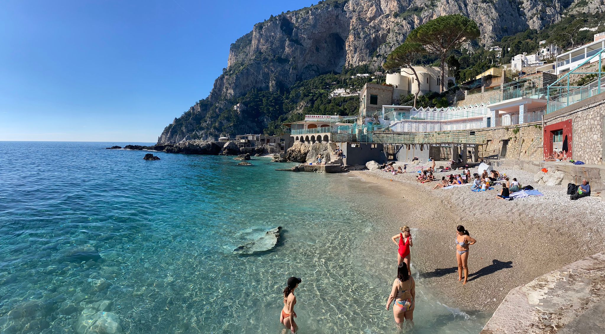 A Capri bagni e tintarella anche a febbraio: ecco le foto da Marina Piccola