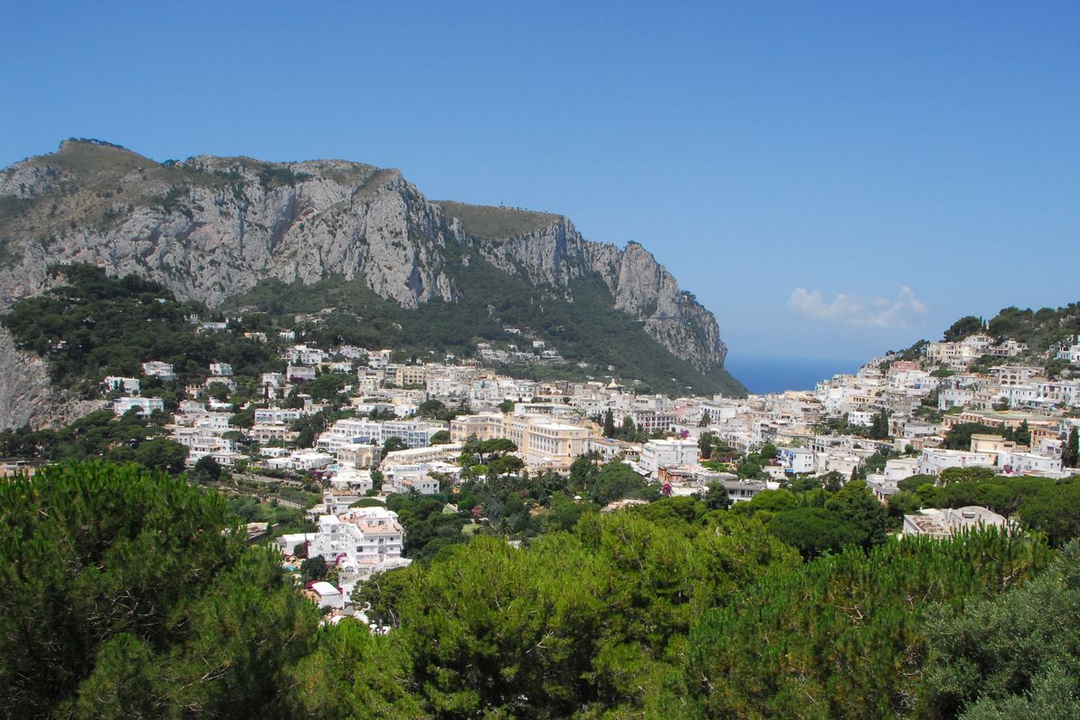 Abusivismo edilizio a Capri: opere senza autorizzazione in via Tuoro, scatta l’ordinanza di demolizione
