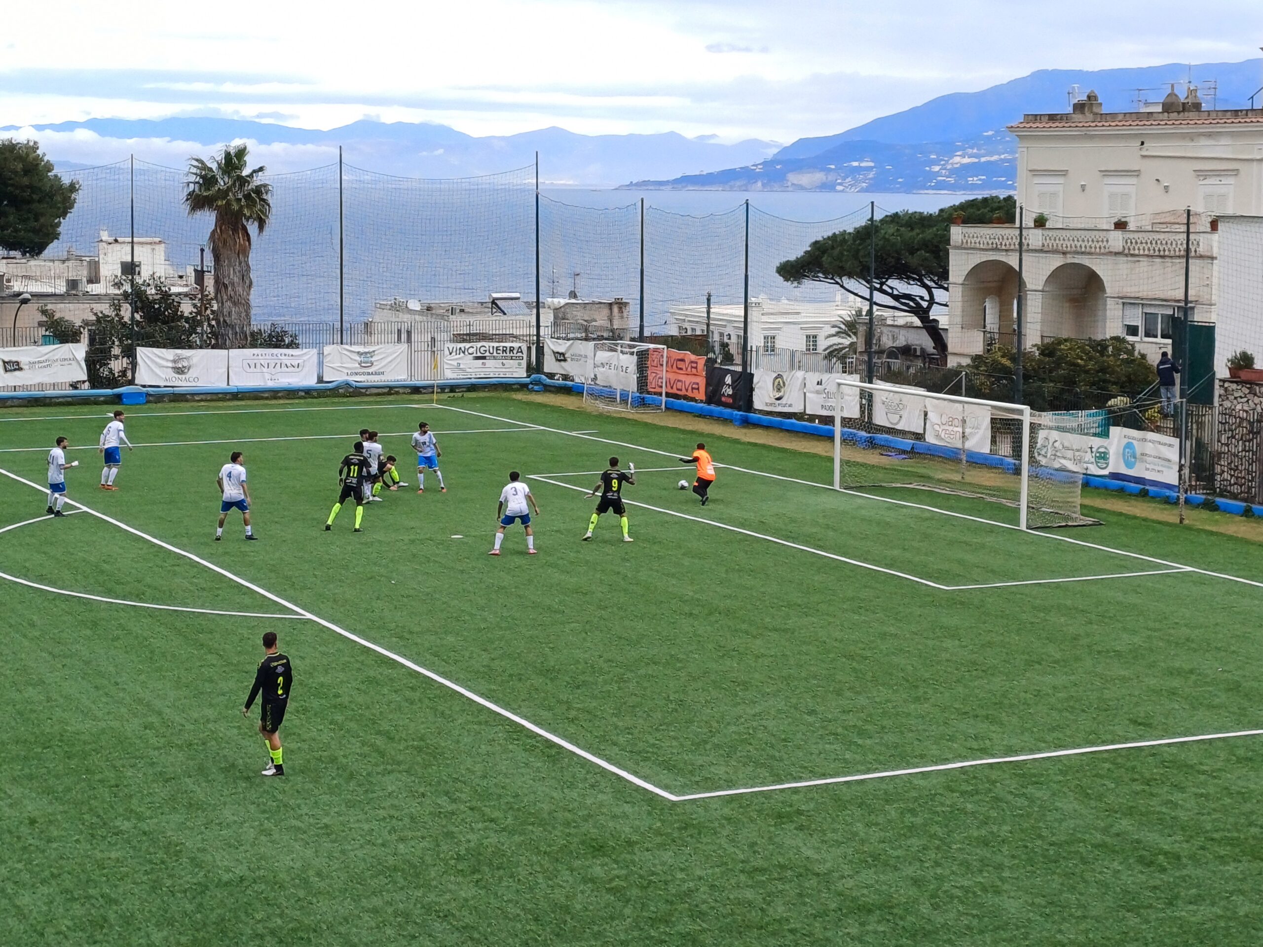 Calcio (Eccellenza): il Rione Terra di mister Monaco ultimo in classifica fa il colpaccio a Capri