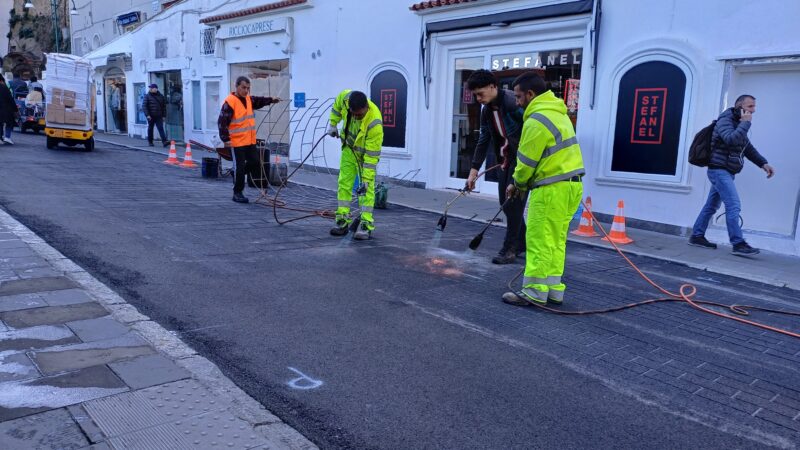 A Capri lavori di rifacimento della pavimentazione in via Roma (photogallery)