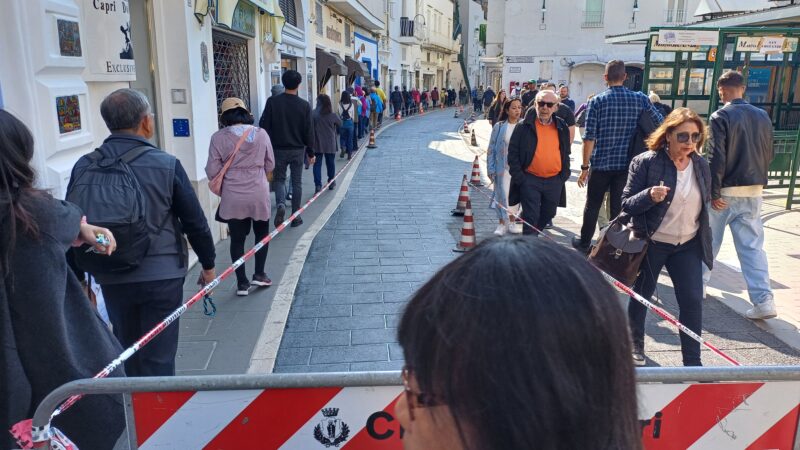 Proseguono i lavori di rifacimento della pavimentazione in via Roma, spostato temporaneamente lo stazionamento di bus e taxi (photogallery)