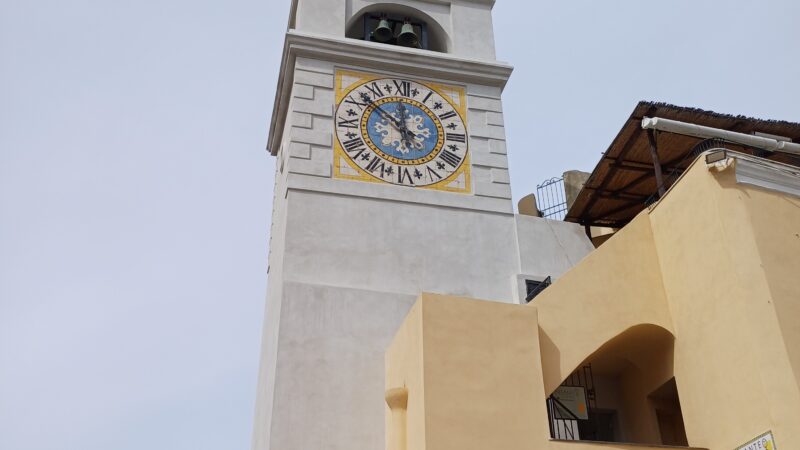 Terminati i lavori alla torre dell’orologio nella Piazzetta di Capri, tornano a suonare le campane (foto e video)