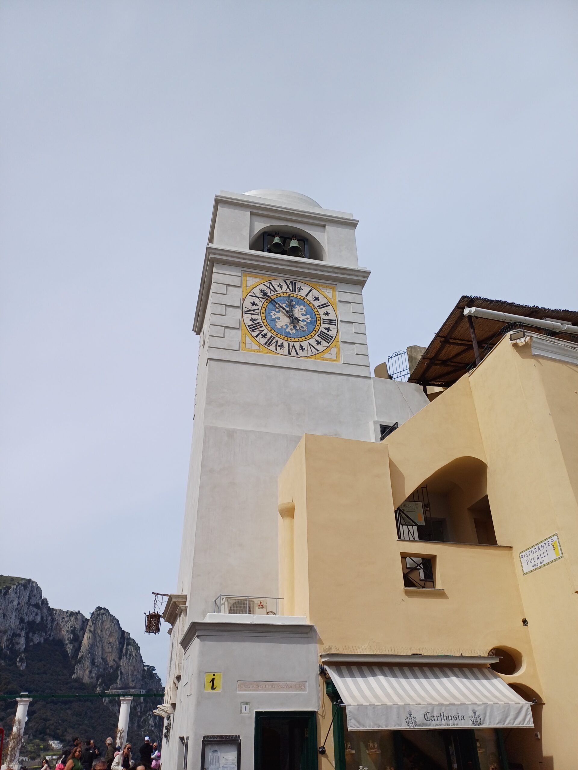 Terminati i lavori alla torre dell’orologio nella Piazzetta di Capri, tornano a suonare le campane (foto e video)
