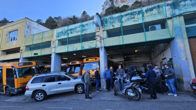 Bus rientrati in garage, il personale dell’Atc è radunato all’autorimessa (photogallery)