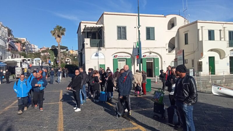 Prosegue lo stop degli autobus Atc, trasporto pubblico paralizzato a Capri. Lunghe file ai taxi