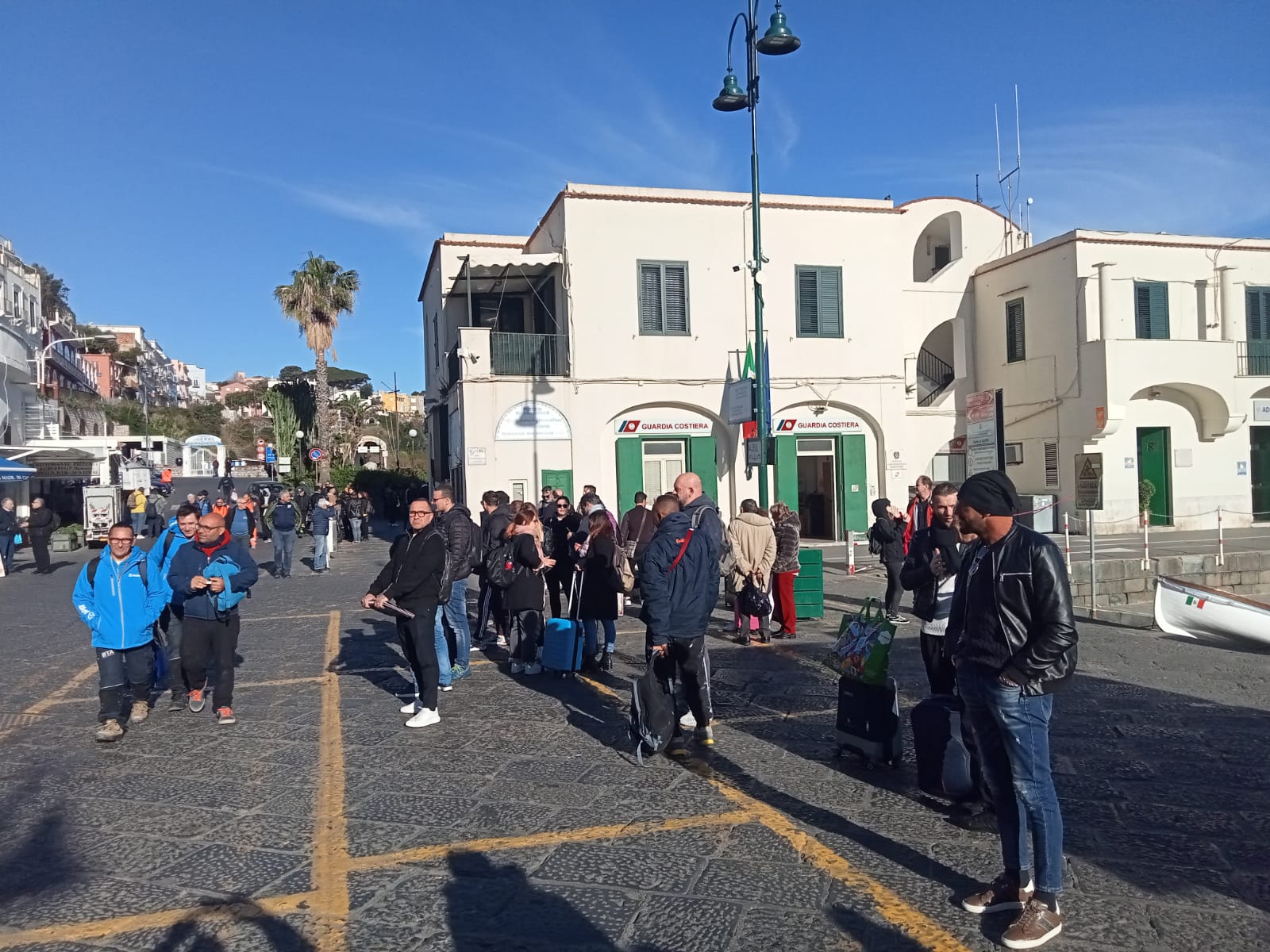 Prosegue lo stop degli autobus Atc, trasporto pubblico paralizzato a Capri. Lunghe file ai taxi