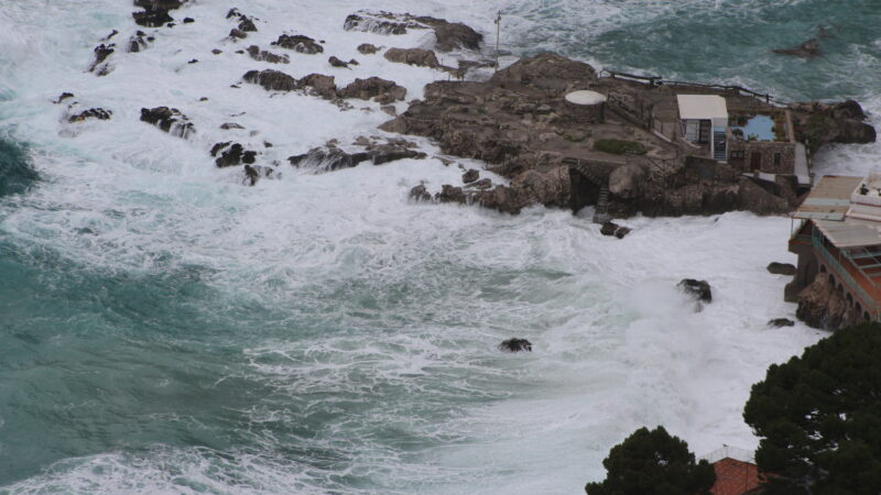 Maltempo: forte sciroccata a Capri. Foto e video della mareggiata