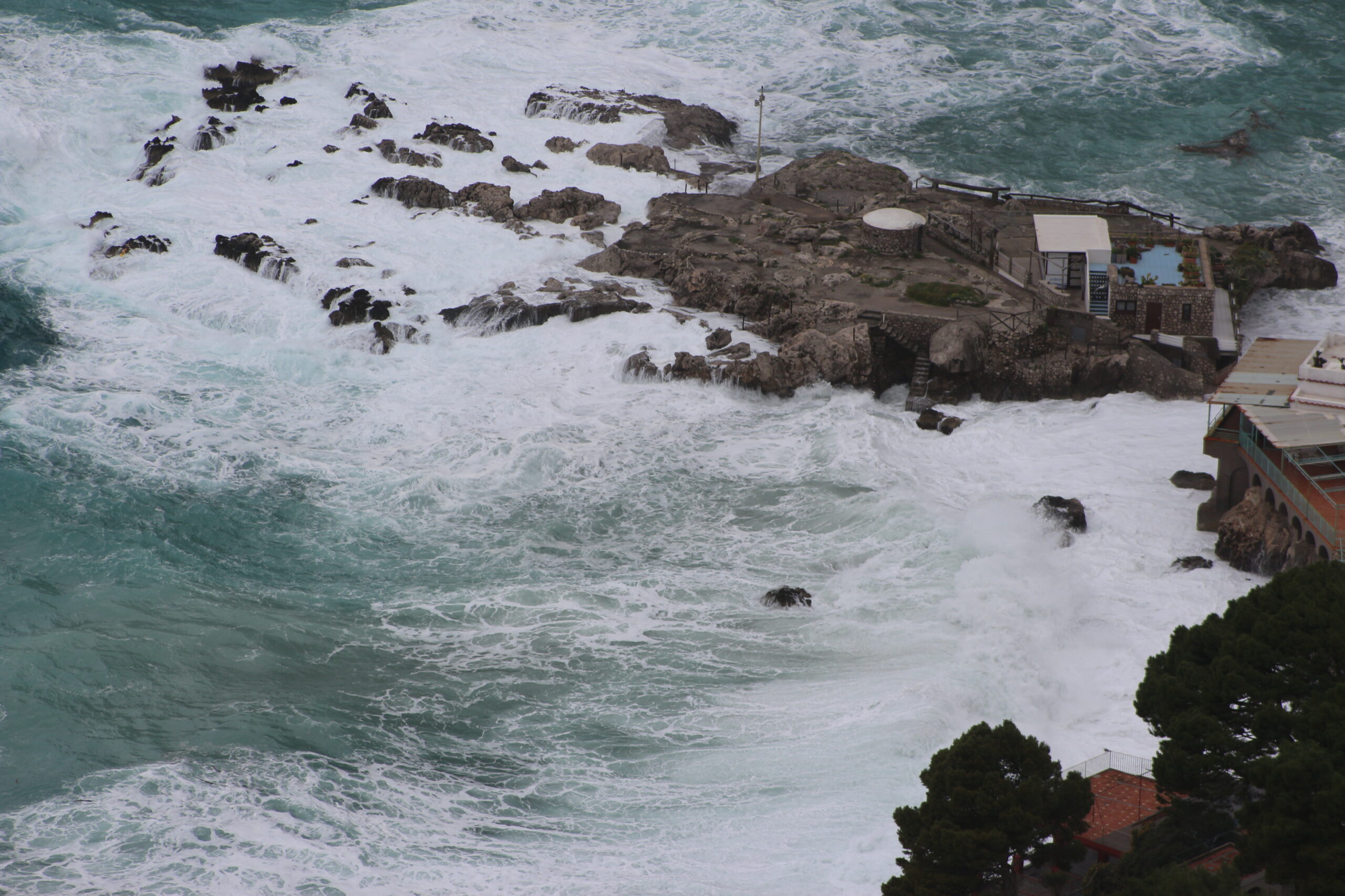 Maltempo: forte sciroccata a Capri. Foto e video della mareggiata