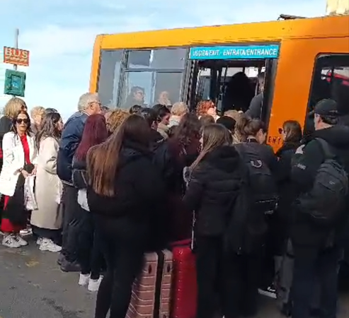 Lavori in corso: ad Anacapri temporaneamente soppresse varie fermate bus. A Capri capolinea provvisorio in piazza Strina, segnalati molti disagi