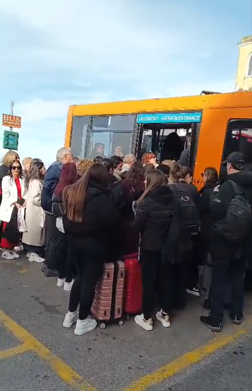 Lavori in corso: ad Anacapri temporaneamente soppresse varie fermate bus. A Capri capolinea provvisorio in piazza Strina, segnalati molti disagi