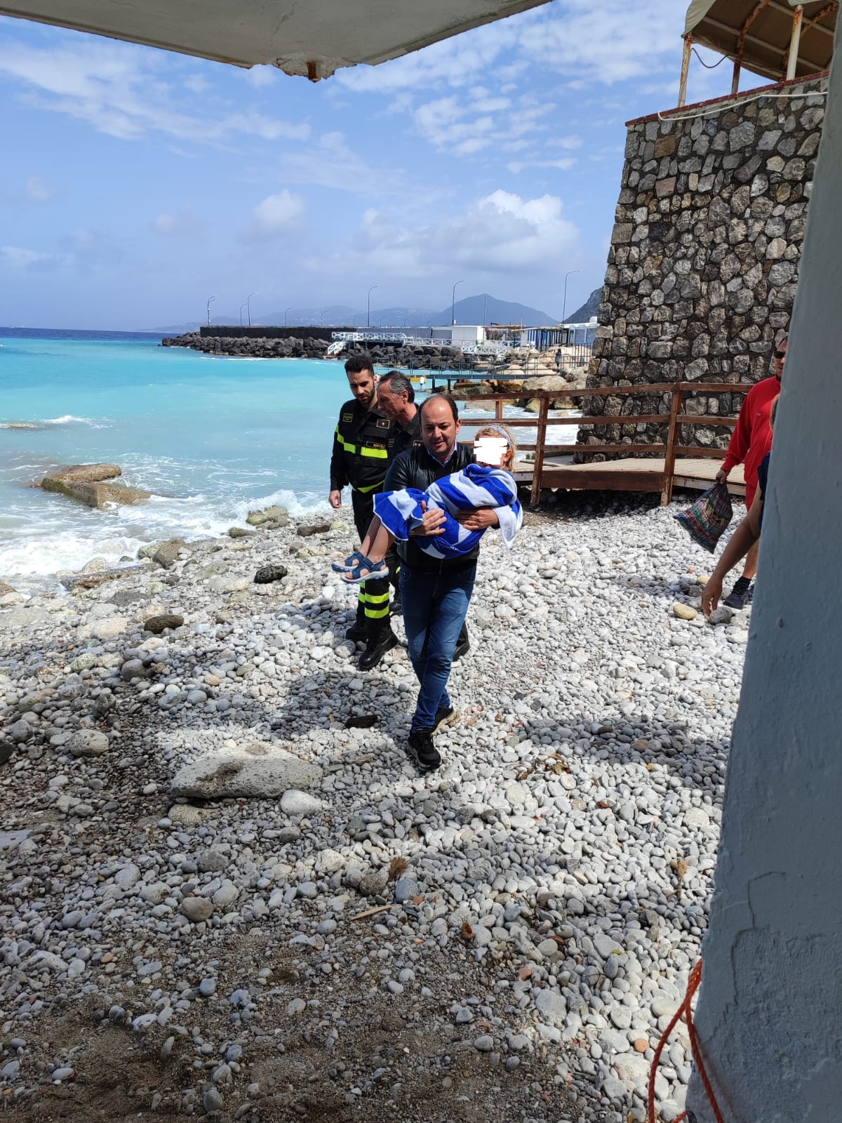 Il racconto: bimba travolta dalle onde a Capri, la prontezza di riflessi di due poliziotti ha evitato il peggio