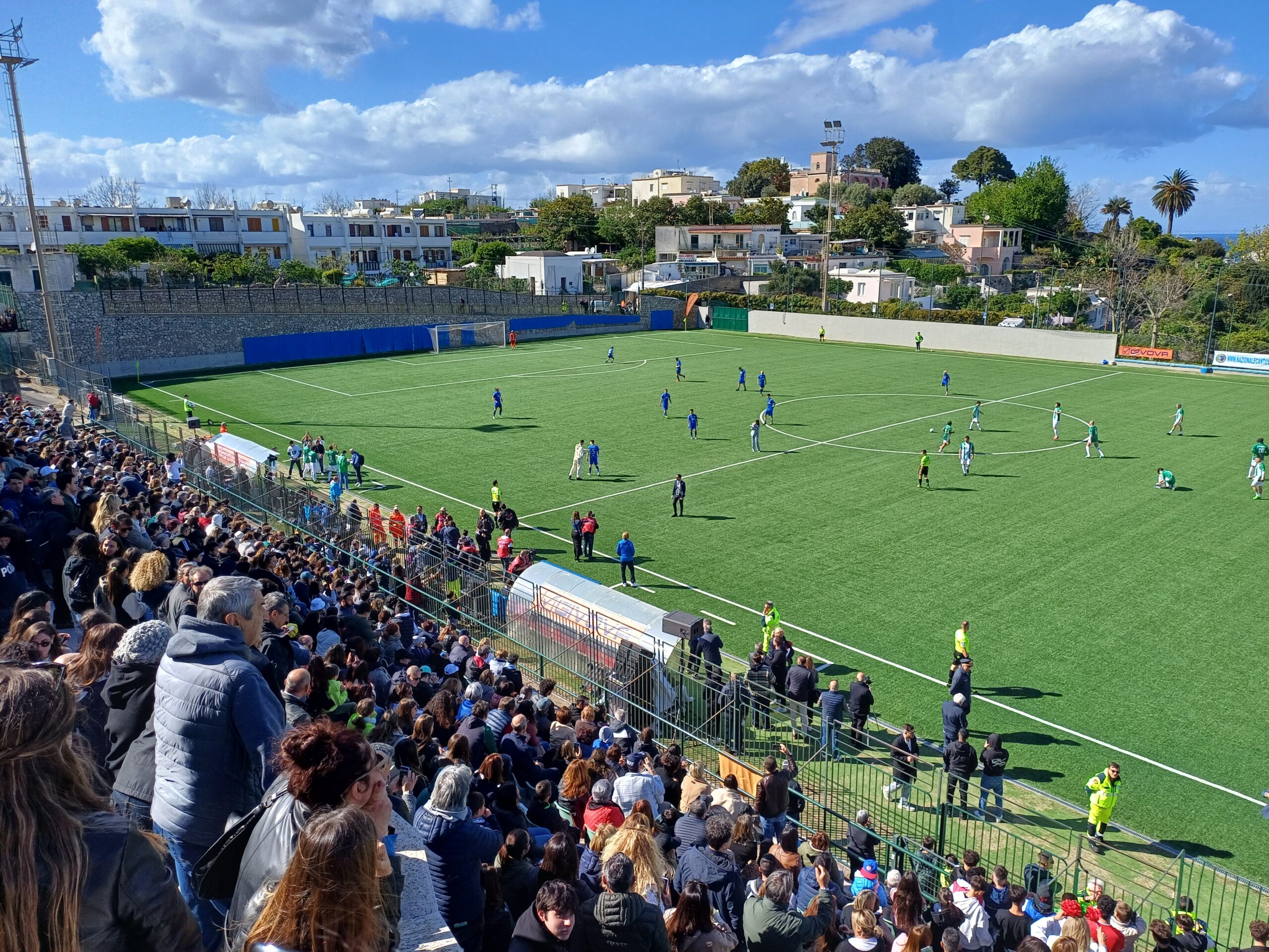 Stadio di Capri gremito per la partita della Nazionale Italiana Cantanti