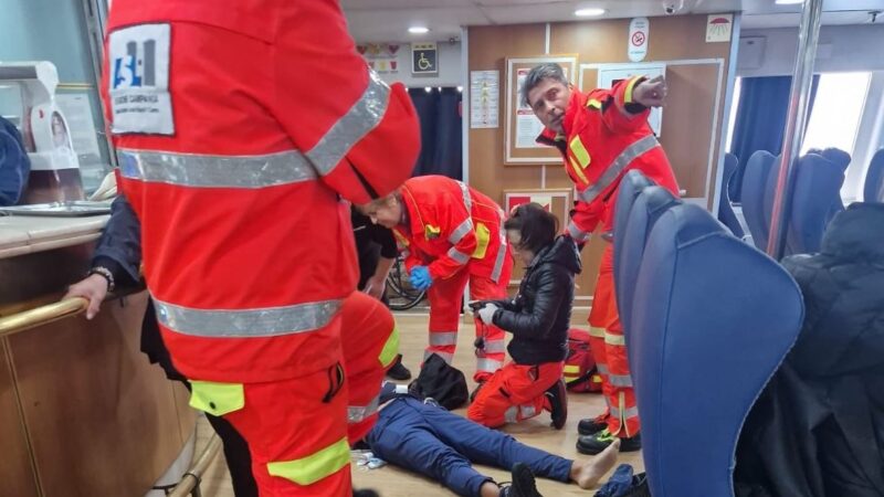 Incidente al Molo Beverello, motonave partita da Capri urta violentemente la banchina nel porto di Napoli: numerosi feriti