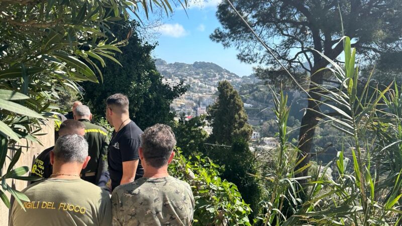 118 e vigili del fuoco impegnati in un soccorso in una zona impervia di Capri. Sull’isola resta ancora una sola ambulanza: assurdo!