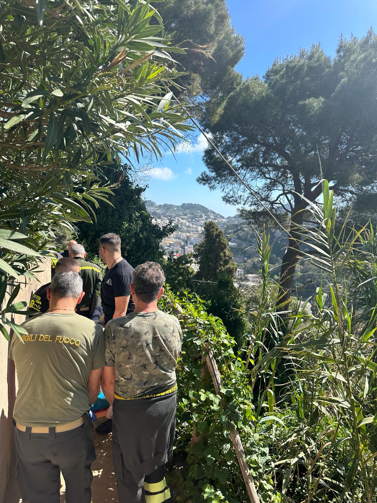 118 e vigili del fuoco impegnati in un soccorso in una zona impervia di Capri. Sull’isola resta ancora una sola ambulanza: assurdo!